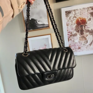 svart väska - Väska som passar allt❣️så snygg, Från Gina. Nyskick✨️