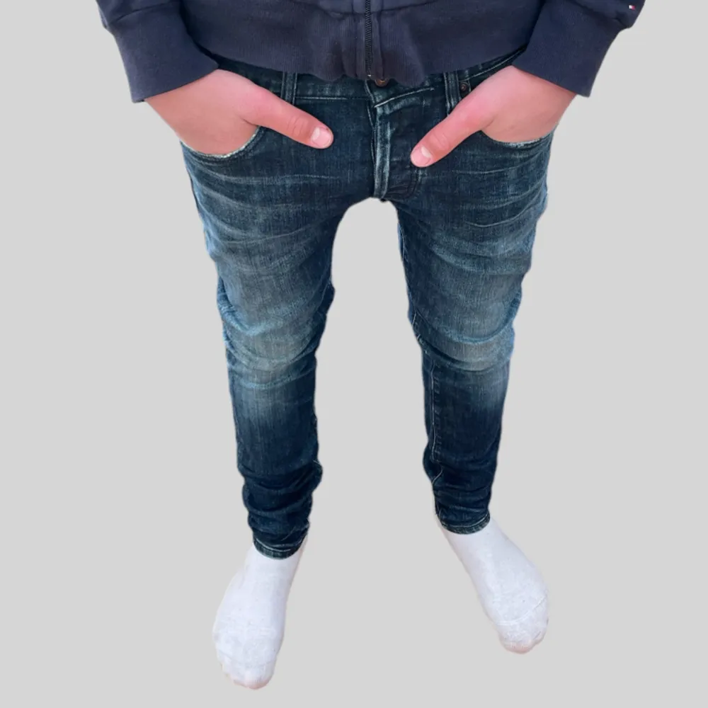 Säljer dessa riktigt snygga Repley byxor perfekt för dig som söker ett par goa slim fit jeans till sommaren🙌. Jeans & Byxor.