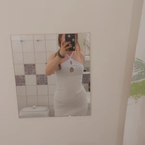 Vit klänning från berhska - Vit klänning från Berhska i storlek M men passar även till storlek S. Materialet är i bra skick och stretchig. Den är också skön att ha på sig! Passar perfekt till sommaren. Har inga stora eller synliga flekar.