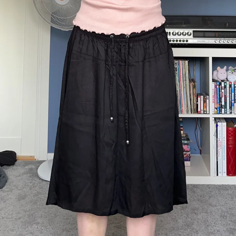 En kjol från Agnes Collection i storlek L. Finns resår och snören i midjan så den passar nog XS-L.. Kjolar.