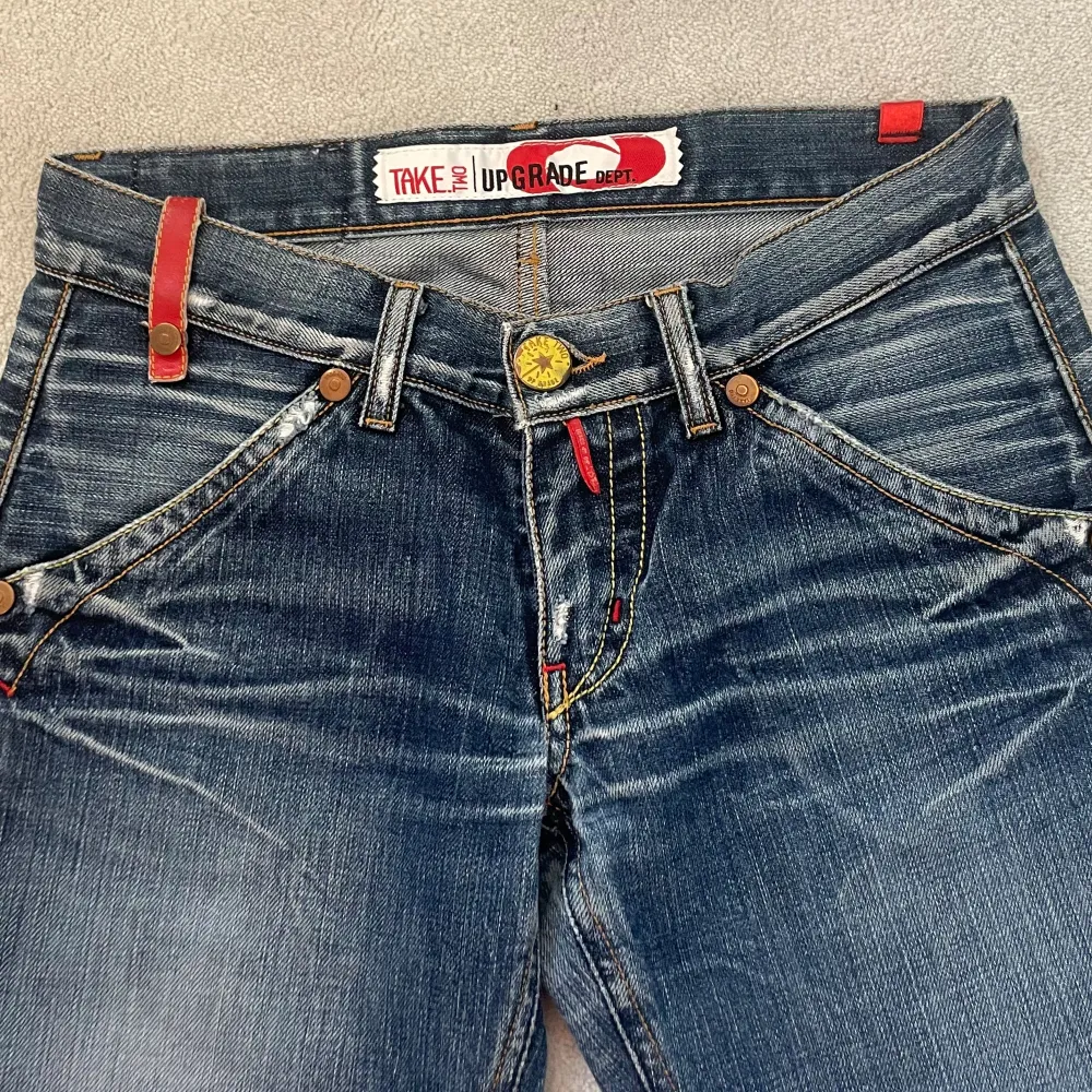 boot cut jeans, i bra skick, syns på fickor att de är lite slitna se på bild.. Jeans & Byxor.