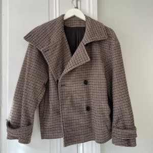 Arket jacka - Säljer denna jättefina jacka från Arket, perfekt till våren. Den är i storlek 34 men skulle säga ty den är stor i storleken och passar även M. Den är i mycket bra skick.