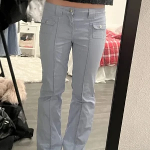 Eftertraktade jeans 🫶🏼 - Ett par populära lågmidjade jeans med små fickor fram från H&M som är slutsålda 💕 Aldrig använda så inga defekter, i nytt skick. (Lånade bilder !!)