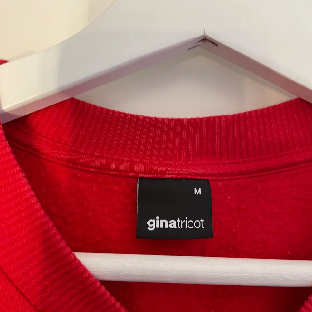 Röd sweatshirt från Ginatricot. Bra skick och använd ett fåtal gånger. . Hoodies.