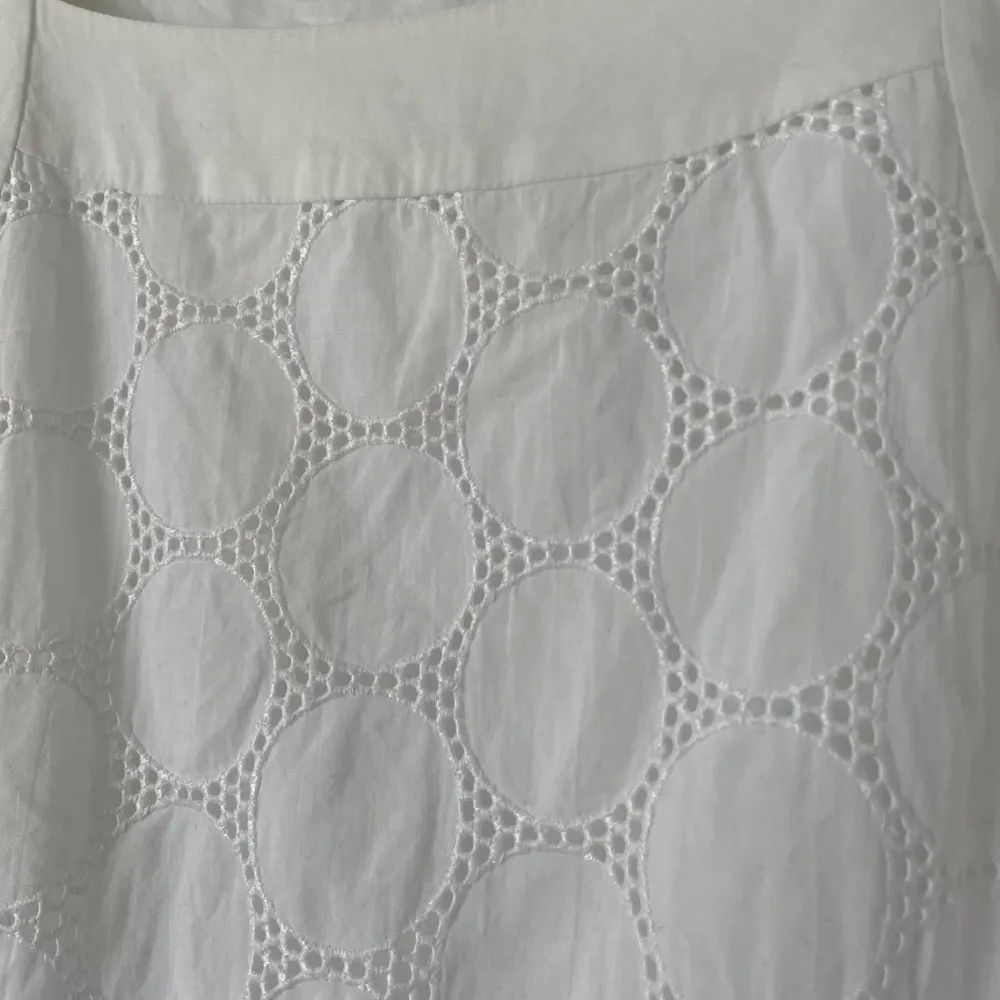 Jättefin vit studentklänning från ESPRIT i strl 36!! Använd endast en gång sedan inköp, så mkt fint skick💛💛. Klänningar.