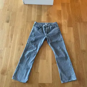 Säljer nu dessa väldigt populära gråa Hope jeans, då jag inte använt dem på väldigt länge!🙌 Skicket på jeansen är 7/10 då jag använt dem ganska mycket men ingenting som syns! Nypris på dem är c.a 2300  