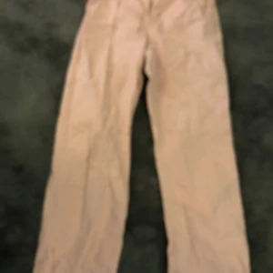 Rosa jeans - Rosa jeans med slits. Kontakta Järna om du har några frågor☺️☺️🩷🩷🩷