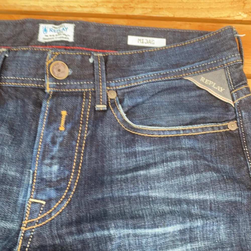 Feta replay jeans som är sjukt trendiga för tillfället. Säljer eftersom jag har växt ur de. Skriv om du har frågor🤩. Jeans & Byxor.