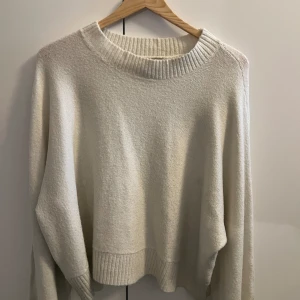 Stickad tröja - En jätte söt tröja från Lindex som är köpt för ungefär 5 år sen.  Den är använd men den är som ny. Den är storlek M men skulle säga att det är en lite större M