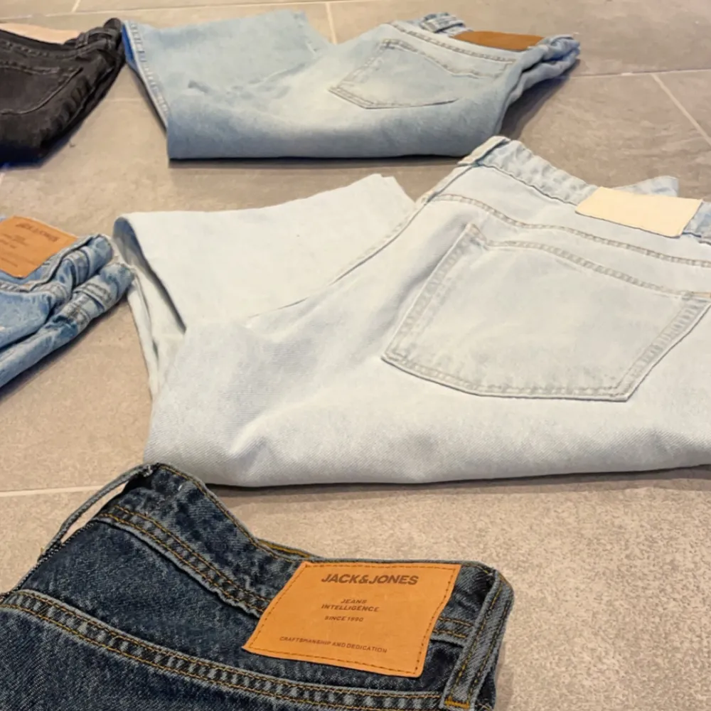 Säljer nu massa jeans Jeans längst ner - 30/32 Jack and Jones (cris loose) Mitt/höger - Lee - 30/32 baggy  Mitt/vänster Jack and Jones 28/30 (cris loose) Upp/höger - Zara storlek 38 Upp/vänster - Zara storlek 38 Kom privat så diskuterar vi pris!. Jeans & Byxor.