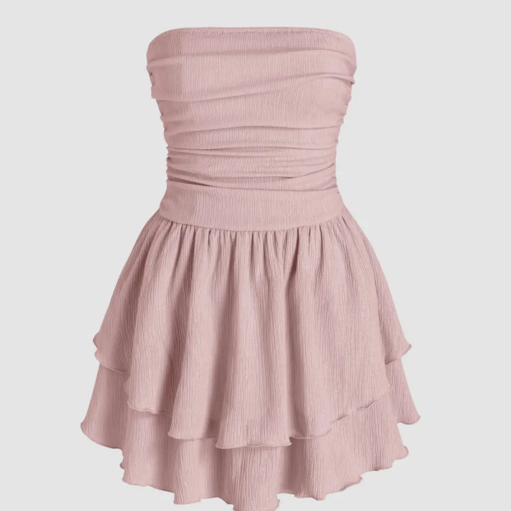 Säljer denna klänning, helt ny, prislappar kvar och ändast testad🥰. Klänningar.