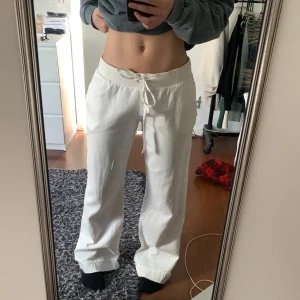 Alobha Linnebyxor - Välanvända och första lagret har gått sönder vid insida lår men inget som syns när du har de på. Lite smutsiga längst ner men igen inget som märks. Passar de som ofta har storlek 38💕 pris kan diskuteras!!