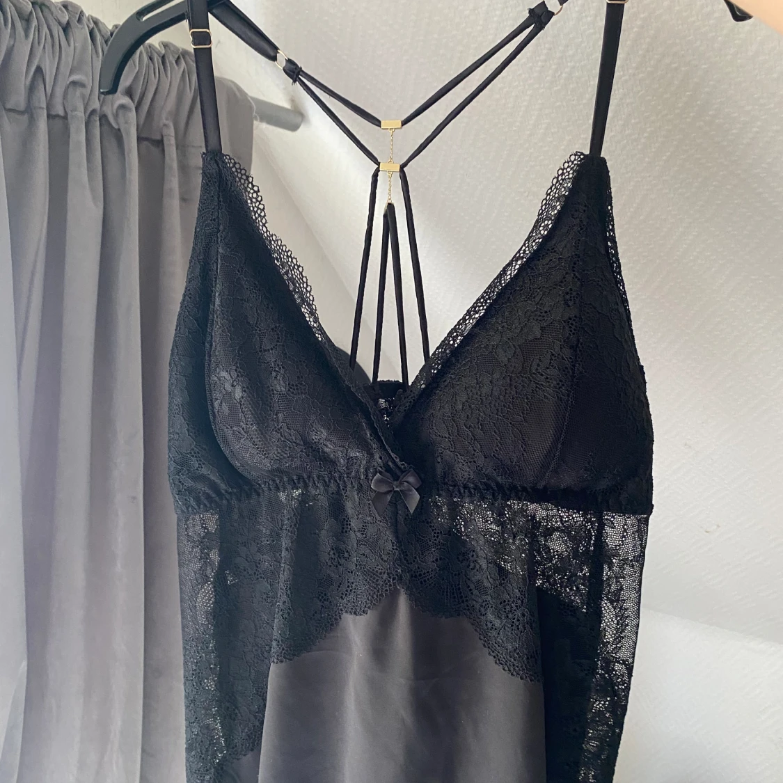 Svart linne med öppen rygg 