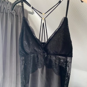 Svart linne med öppen rygg  - Säljer detta svarta linnet i storlek XL, råkade beställa i fel storlek så det är helt nytt och aldrig ens testat! 