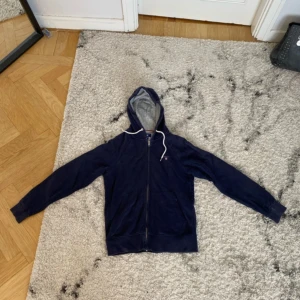 GANT -  Gant zip hoodie i mörkblå kommer inte till användning mer därför jag säljer den pris går självklart att diskutera 