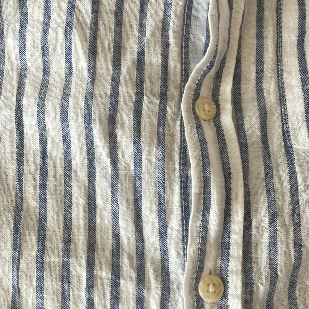 Zara linneskjorta vit och blå, 100% linne, storlek 140 cm men sitter mycket större, mycket bra skick . Skjortor.