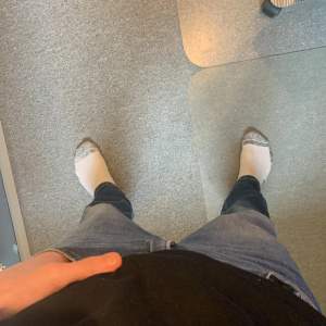 Vanliga slim jeans från H&M. Dessa är stilrena och skit snygga. Passformen är perfekt och färgen är mörkblå. De har inte några defekter eller något. Kontakta mig vid frågor💯🙌🏻