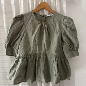 Trekvartsärmad tröja  - Jättefin trekvartsärmad tröja från nakd med knappar bak! 