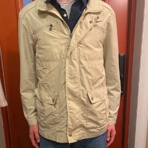 Field jacka - Säljer min feta field jacka som passar perfekt nu till vår/sommaren då den är väldigt luftig! Aldrig använd, skick 10/10. Hör av dig vid intresse eller frågor! (Lånade bilder från köparen)