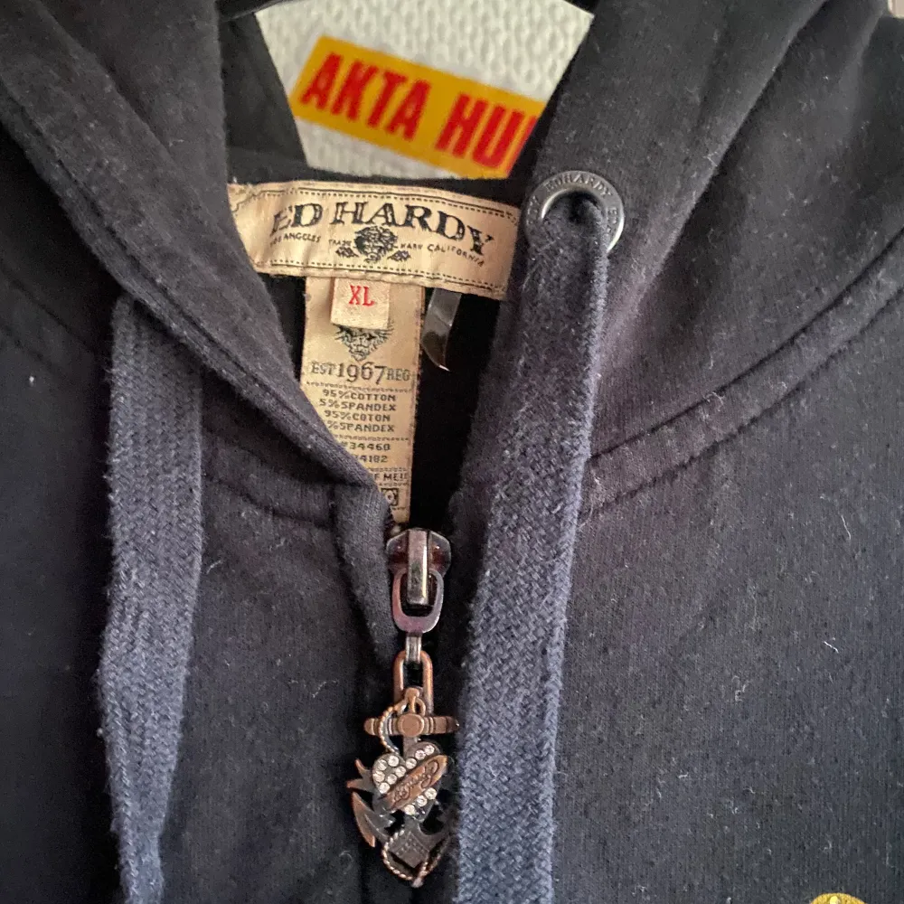 Snygg vintage ed hardy zip up, knappt använd.  Storlek XL med sitter bra och oversized på mig som har S. Hoodies.