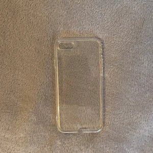 genomskinligt iPhone skal - iPhone skal, det står att det ska passa till både iPhone SE 2020 och nya iPhone SE. Har provat det på min iPhone SE och det passade på den. Aldrig använt det. Säljer fler skal, köper du fler får du dom billigare