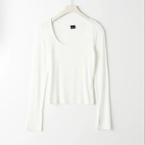 Soft touch gina - Fin långärmad från Gina med slit vid ärmarna, endast använd en gång och kommer inte till användning 