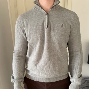 Ralph lauren tröja  - En grå snygg polo half zip tröja. Använd Max 1-2 ggr.