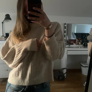 Beige stickad  - Fin stickad tröja från hm, kommer tyvär inte till användning💕 