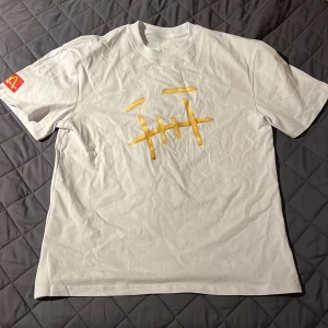 Cactus Jack T-shirt  - Säljer en ny cactus jack T-shirt då den är lite stor på mig. Helt oanvänd och i bra skick. Skulle nog säga att den passar M också