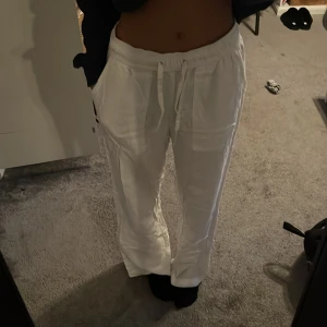 Linnebyxa  - Säljer dom då jag använt dom en gång förra sommaren, tycker dom är för vida i benen och kommer inte till användning 
