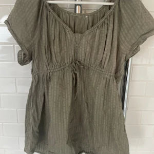 Blus med knytdetalj - Lappen finns inte kvar, därav vet jag inte märke eller storlek. Skulle uppskatta att den är i storlek M men passar mig som vanligtvis bär storlek S också🤍🤍