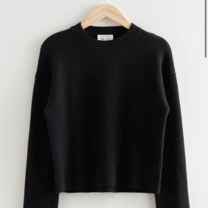 Svart stickad tröja  - Svart stickad tröja från & other stories i storlek S. Jättefin och bra skick, skriv för fler bilder eller frågor💕💕