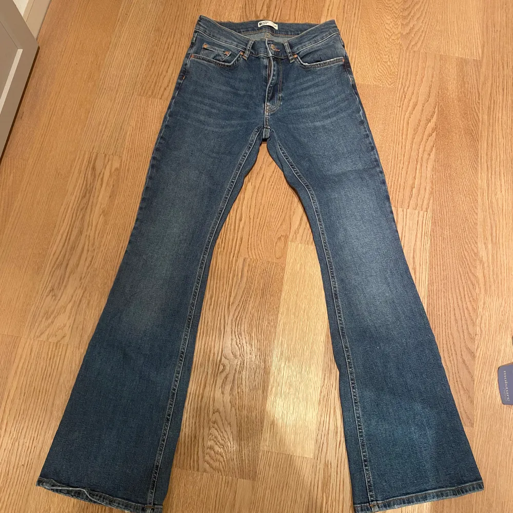 Säljer mina Gina Tricot jeans i storlek 38 då de är för stora för mig. Jeansen är i jättefint skick förutom pyttelite slitna längst ned (syns knappt 😊). De är egentligen blåa men ser lite gråare ut på bilden pga ljuset.  Ganska stora i passformen 💕. Jeans & Byxor.