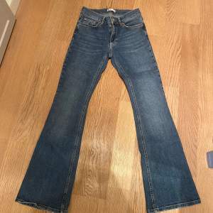 Säljer mina Gina Tricot jeans i storlek 38 då de är för stora för mig. Jeansen är i jättefint skick förutom pyttelite slitna längst ned (syns knappt 😊). De är egentligen blåa men ser lite gråare ut på bilden pga ljuset.  Ganska stora i passformen 💕