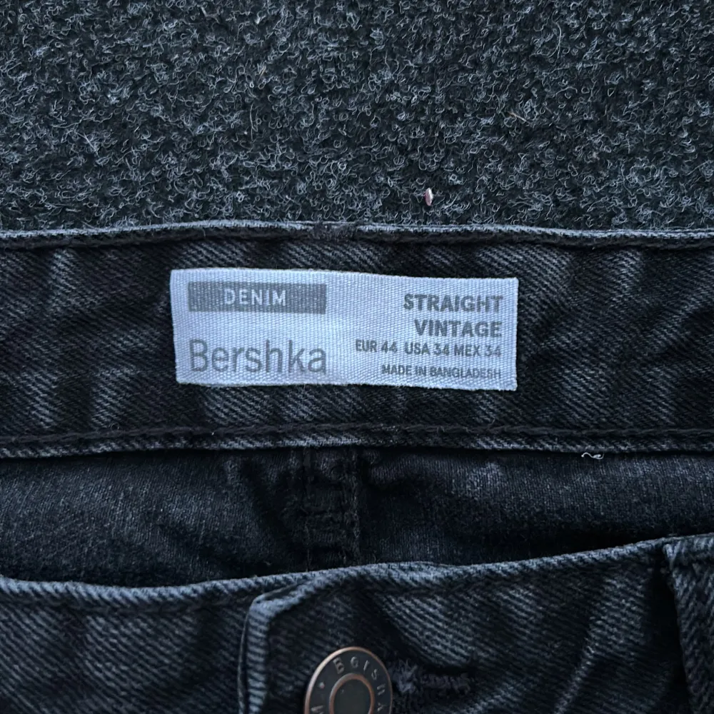 Svarta Bershka jeans i felfritt skick! Straight fit. Nypris runt 500. Säljes då de ej används längre.. Jeans & Byxor.