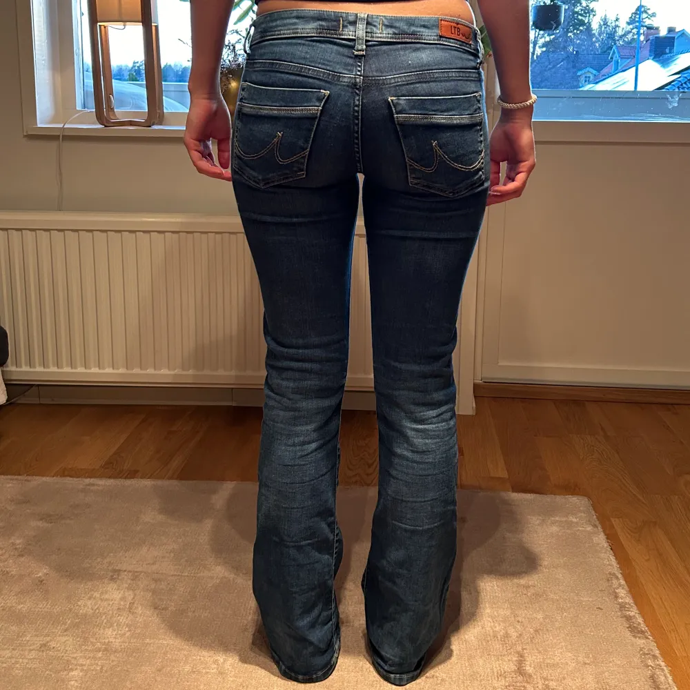 Mörkblå LTB jeans i modellen Valerie storlek 36.. Jeans & Byxor.
