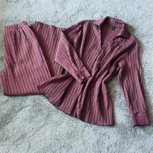 Sett tröja och byxor - Helt ny, storlek S men passar upp till Large.