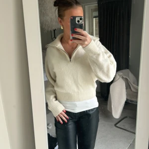 Stickad zip tröja  - Säljer den här otroligt fina zip tröjan från & other stories 💕