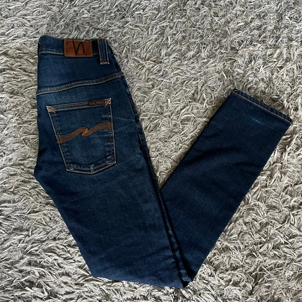 Säljer dessa feta nudie jeans i fint skick (8,5/10) Mitt pris 349 Hör av er vid minsta fråga //ÖbergResell. Jeans & Byxor.