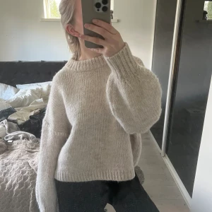 Stickad tröja - Säljer denna populära stickade tröjan från Vero moda. Använd en gång nypris 699kr