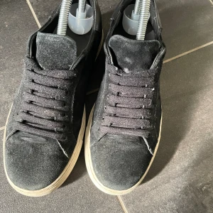 Axel arigato  - Jätte snygga och bra inför sommaren skick 9/10 inga defekter 