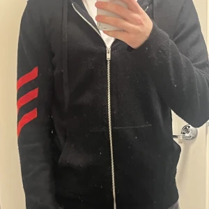 Zadig & voltaire hoodie - Säljer min Zadig & Voltaire hoodie i 100% Kashmir köptes här på plick för 2700 kr, vid frågor är det bara att höra av sig