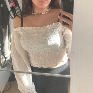 Aftershoulder tröja från H&M - Den är luftig och jätte fint och ha på sommaren när man har fått den där sommarbrännan✨💫 Och kanske jätte fint och den går att ha på sig på alla tillfällen till exempel midsommarskolavslutningar födelsedagar😊✨
