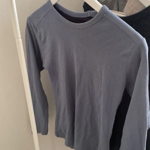 Tröja - En blå tröja i nyskick, kommer ej till användning.