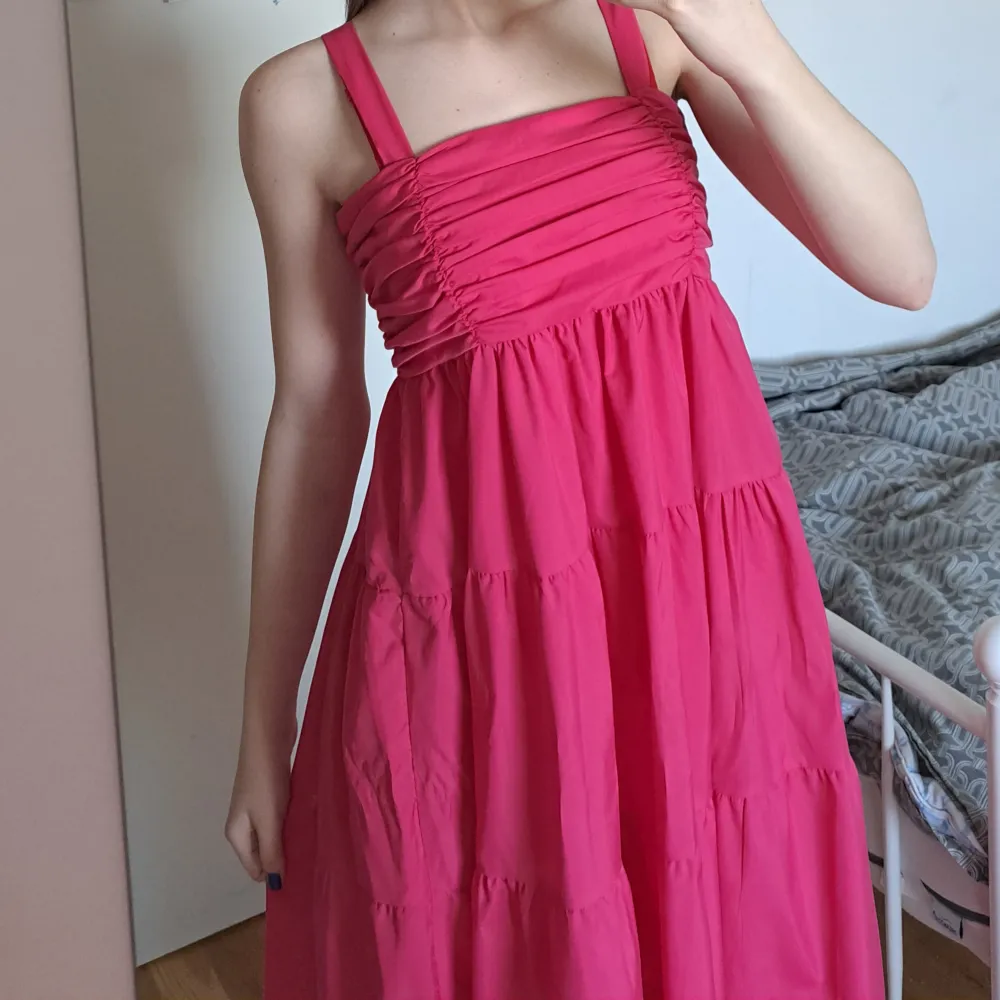 Super söt rosa klänning, som också går att använda som lågmidjad kjol, storlek S🤍 Endast testad, så i nyskick!! Köpt från Grekland förra sommaren. Postar samma dag du köper. Klänningar.