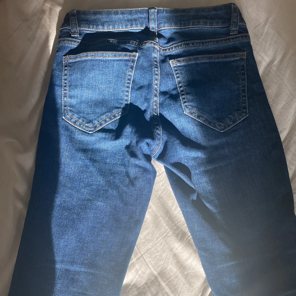 Säljer dessa då dom har varit för små ett tag nu och inte kommit till användning. dom är bootcut och midwaist. Tvättas innan dem skickas!. Jeans & Byxor.