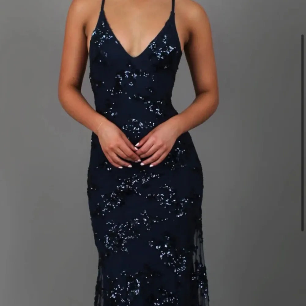 Säljer min balklänning då jag valde en annan. Mer mörkblå i verkligheten 💙. Klänningar.