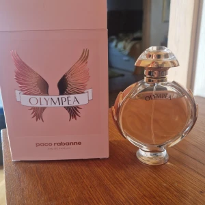 80 ml knappt använd olympēa parfym - Köpt i England. Skickas i sin ursprungliga förpackning.