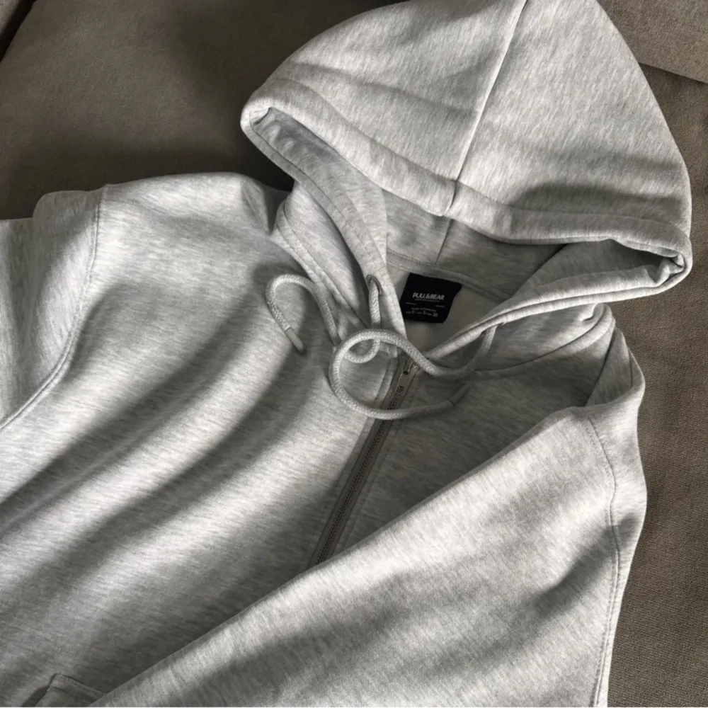 Säljer nu min gråa zip up hoodie då den är för stor. Köptes för nån månad sen men har inte använts då den är för stor för mig. Storlek S passar M🤝Nypris 599 men mitt pris är 200. Skriv om ni har några fler frågor😁 . Tröjor & Koftor.