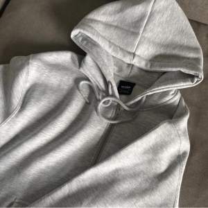 Säljer nu min gråa zip up hoodie då den är för stor. Köptes för nån månad sen men har inte använts då den är för stor för mig. Storlek S passar M🤝Nypris 599 men mitt pris är 200. Skriv om ni har några fler frågor😁 